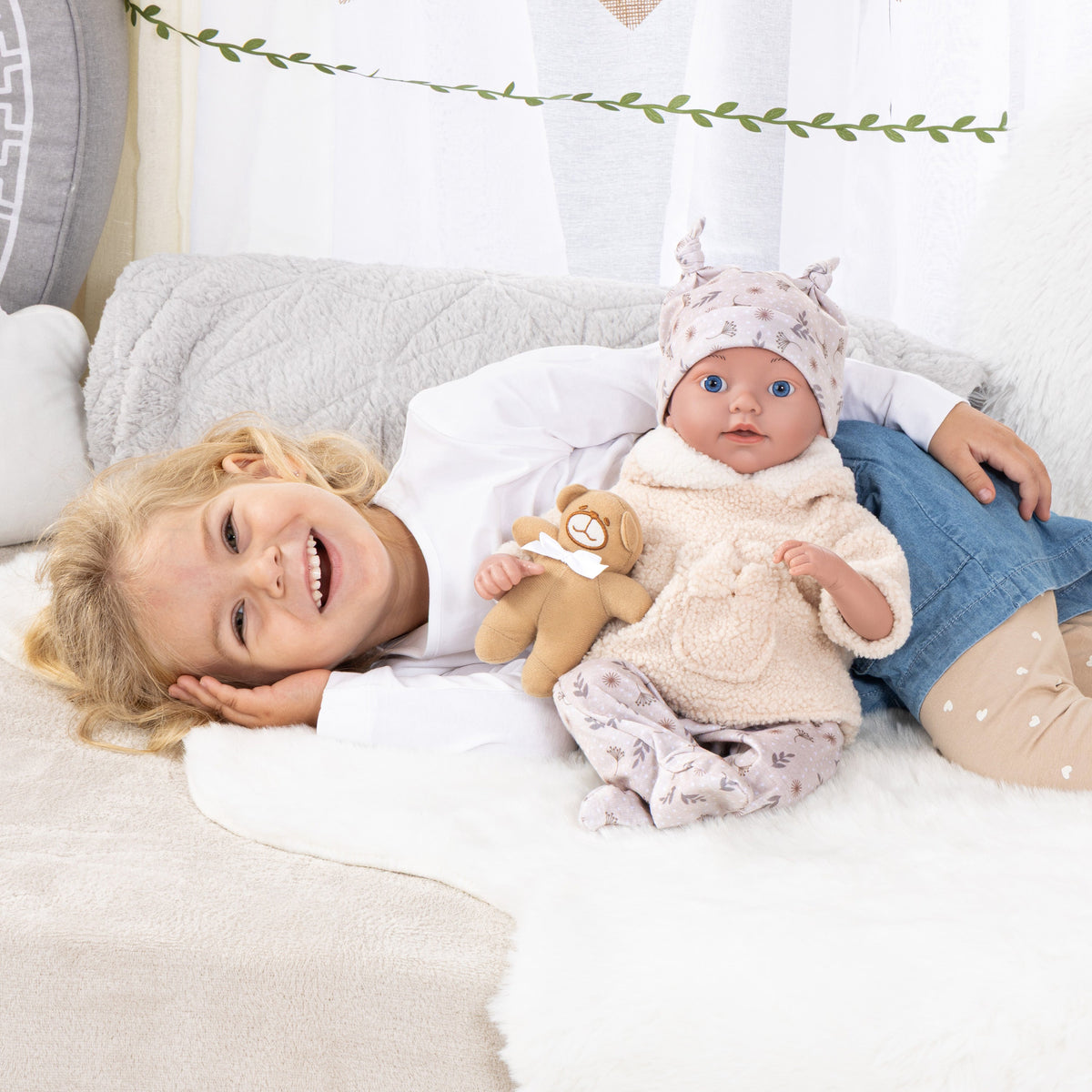 Reborn dúkka 38cm beige föt og teppi