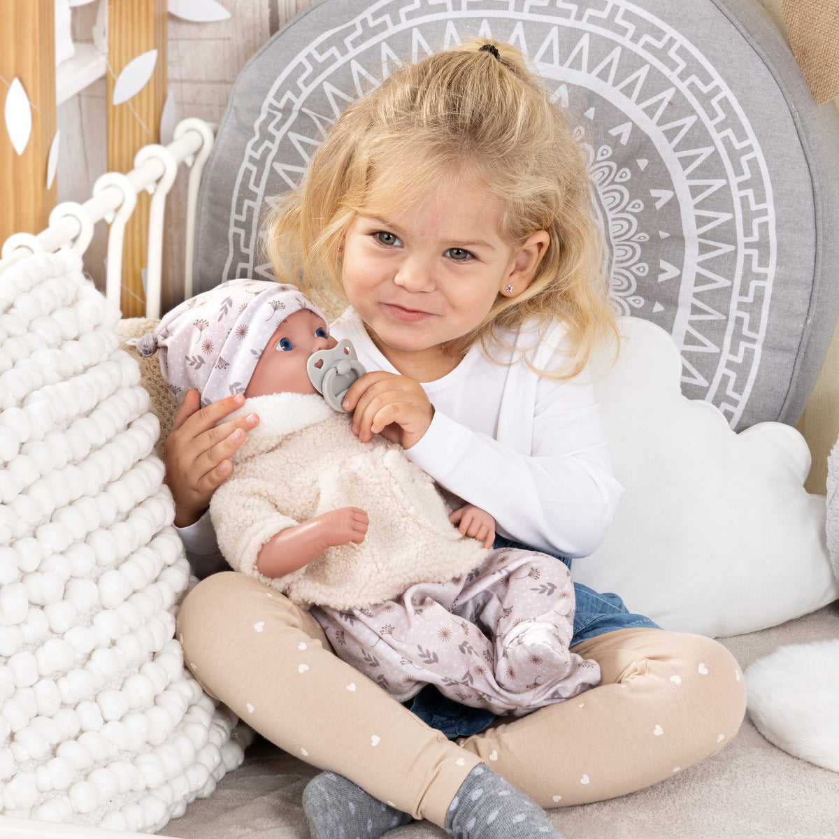 Reborn dúkka 38cm beige föt og teppi